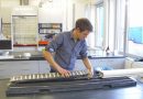 James Collins bei der Entnahme von Proben aus einem Sedimentkern aus dem Golf von Guinea (Foto: MARUM − Zentrum für Marine Umweltwissenschaften, Universität Bremen)