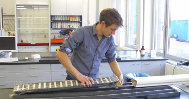 James Collins bei der Entnahme von Proben aus einem Sedimentkern aus dem Golf von Guinea (Foto: MARUM − Zentrum für Marine Umweltwissenschaften, Universität Bremen)