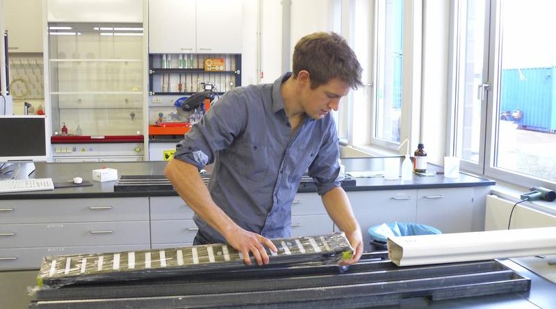 James Collins bei der Entnahme von Proben aus einem Sedimentkern aus dem Golf von Guinea (Foto: MARUM − Zentrum für Marine Umweltwissenschaften, Universität Bremen)