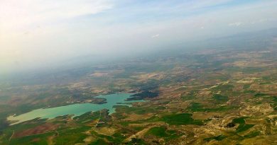 Staudamm Siliana - By Ahmedkrifa [CC BY-SA 4.0 (https://creativecommons.org/licenses/by-sa/4.0)], from Wikimedia Commons