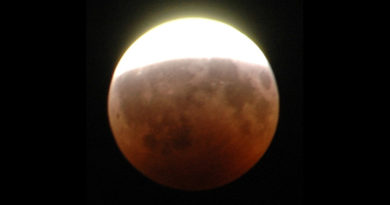Mond: Partielle Halbschattenfinsternis - Bild: Eporun at de.wikipedia - Eigenes Werk, CC BY-SA 3.0 de, https://commons.wikimedia.org/w/index.php?curid=15581213