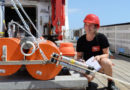 Dr. Morelia Urlaub kontrolliert auf dem Forschungsschiff SONNE einen GeoSEA-Transponder, bevor dieser am Meeresboden abgesetzt wird.