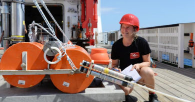 Dr. Morelia Urlaub kontrolliert auf dem Forschungsschiff SONNE einen GeoSEA-Transponder, bevor dieser am Meeresboden abgesetzt wird.