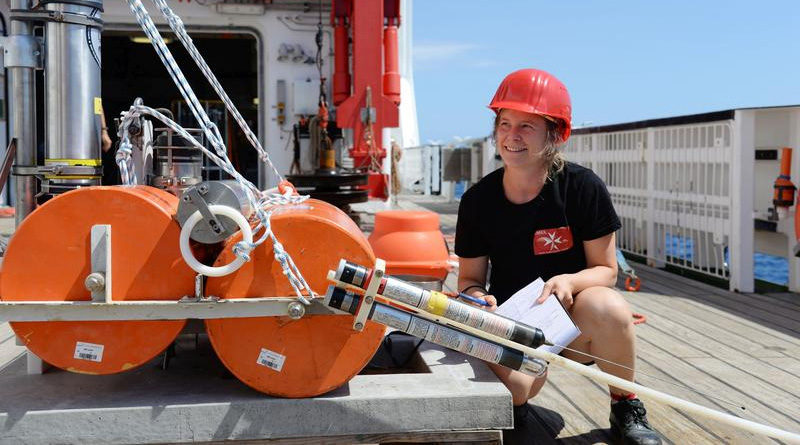 Dr. Morelia Urlaub kontrolliert auf dem Forschungsschiff SONNE einen GeoSEA-Transponder, bevor dieser am Meeresboden abgesetzt wird.